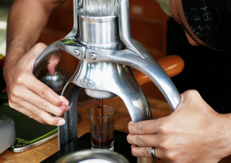 Manual espresso extraction by Wikikopi