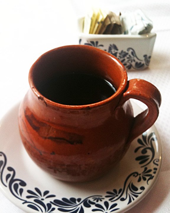 El típico café de olla en su taza de cerámica